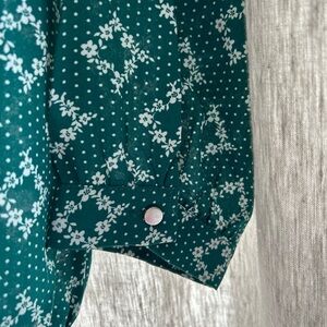 NWT FRANCESCAS FOREST GREEN FLORAL OVERLAP BLOUSE MEDIUM